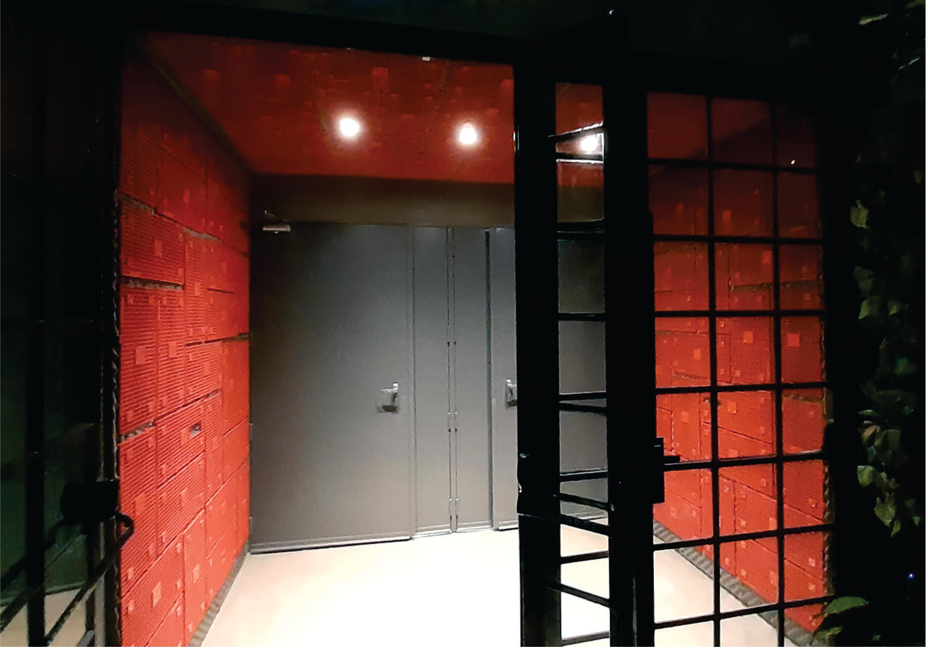 Projetos comerciais sob medida. Detalhe para antecâmara da Galeria Café, com isolamento acústico e design exclusivo.