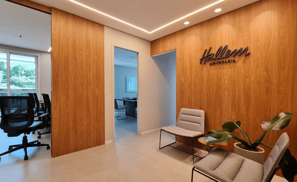 Letreiros personalizados em ambiente corporativo com design sofisticado, destacando a marca na recepção de escritório moderno