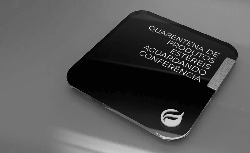 Placa personalizada em acrílico preto com gravação para identificação de produtos estéreis, ideal para ambientes que exigem sinalização técnica e sofisticada
