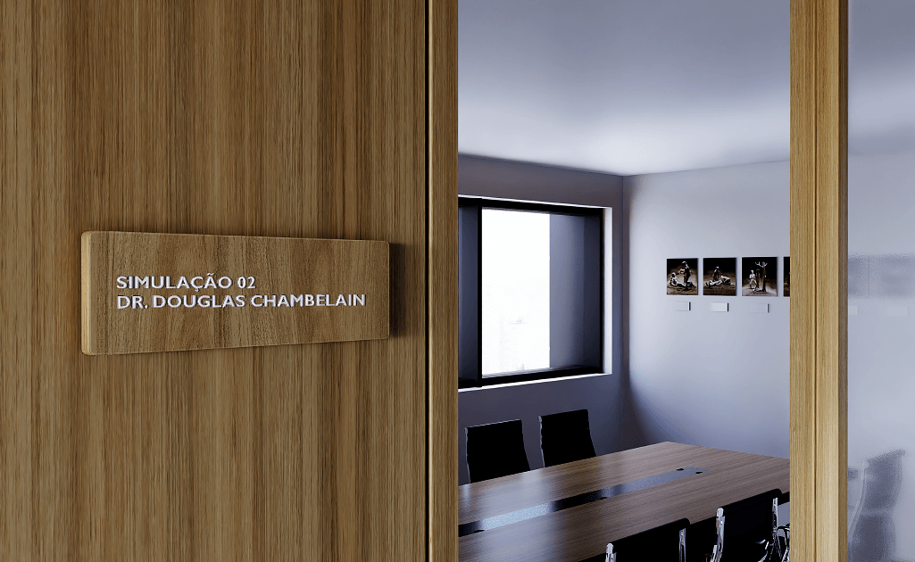 Placa de sinalização em madeira com letras em relevo, desenvolvida pela Spacca para a multinacional Laerdal — referência global em soluções educacionais e de saúde para instituições, hospitais e forças armadas em mais de 26 países. A placa de sinalização indicativa promove orientação clara e organização funcional em ambientes corporativos, aliando estética e comunicação visual eficiente.