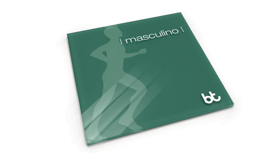 Placa de sinalização personalizada para a rede de academias Bodytech — desenvolvida pela Spacca em acrílico cristal 10mm, com bordas polidas, impressão especial e logotipo em relevo. Parte do projeto completo de sinalização corporativa de uma das maiores redes fitness do Brasil.