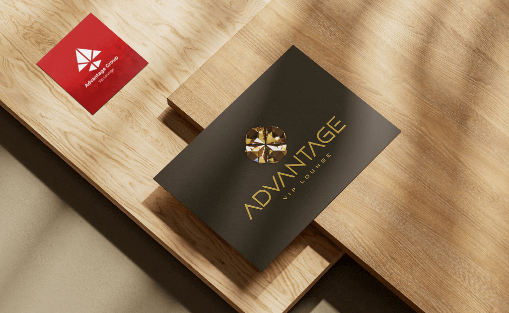 Spacca | Empresa responsável pelo novo design de marca da Advantage VIP Lounge. Neste exemplo, um cartão de visitas comparativo representa um rebranding de marca sofisticado e moderno, com tipografia dourada e logo em formato de diamante facetado sobre fundo marrom escuro.